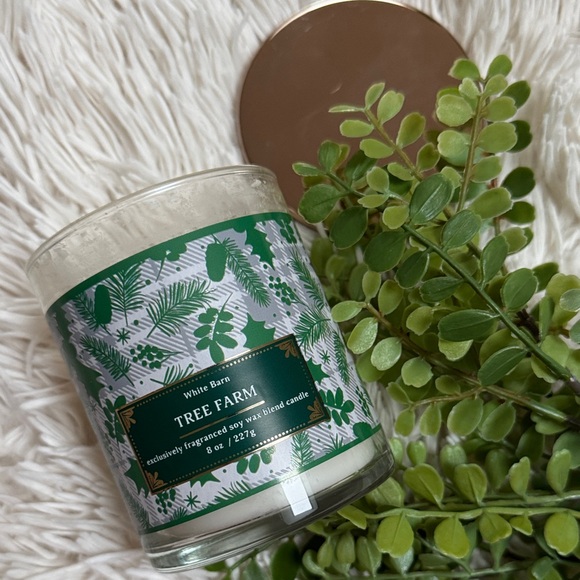 White Barn Tree Farm Candle 💗 Green & White - Picture 5 of 8